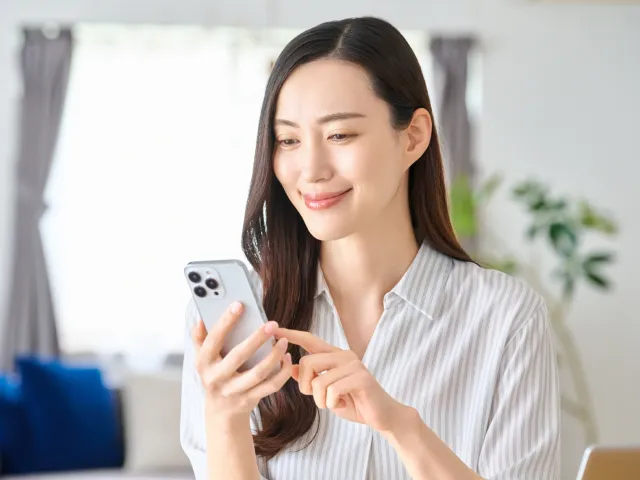 スマートフォンから予約する女性